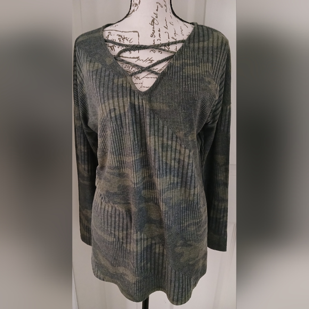 5/$25 First Love By Lovelyn Camo Long Sleeve Top Size Medium